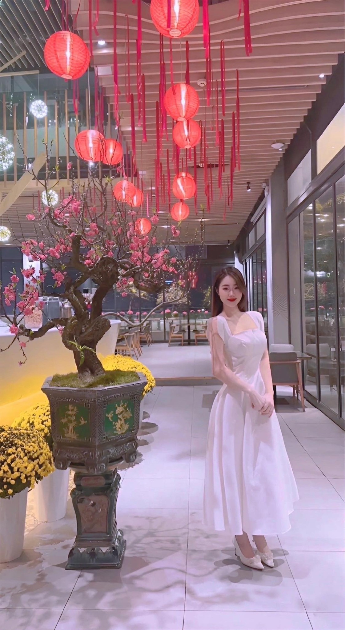 Tất nhiên, không thể phủ nhận rằng ngoài ngoại hình "hút mắt", Hồng Nhung ART thực sự có tài năng vẽ tranh ấn tượng.