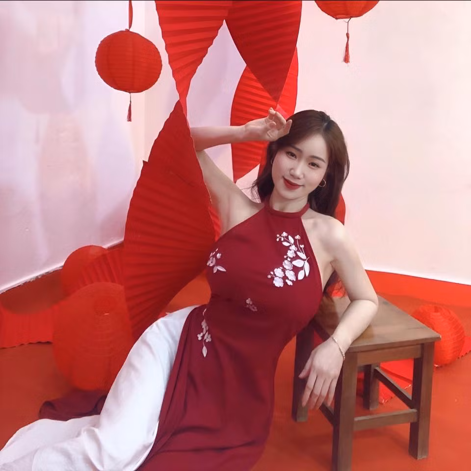 Nữ TikToker này không chỉ thể hiện sự khéo léo trong từng nét vẽ mà còn biết cách chọn những chủ đề sáng tạo, kết hợp hiệu ứng ánh sáng, âm nhạc để khiến mỗi video trở thành một “bữa tiệc thị giác” thực thụ.