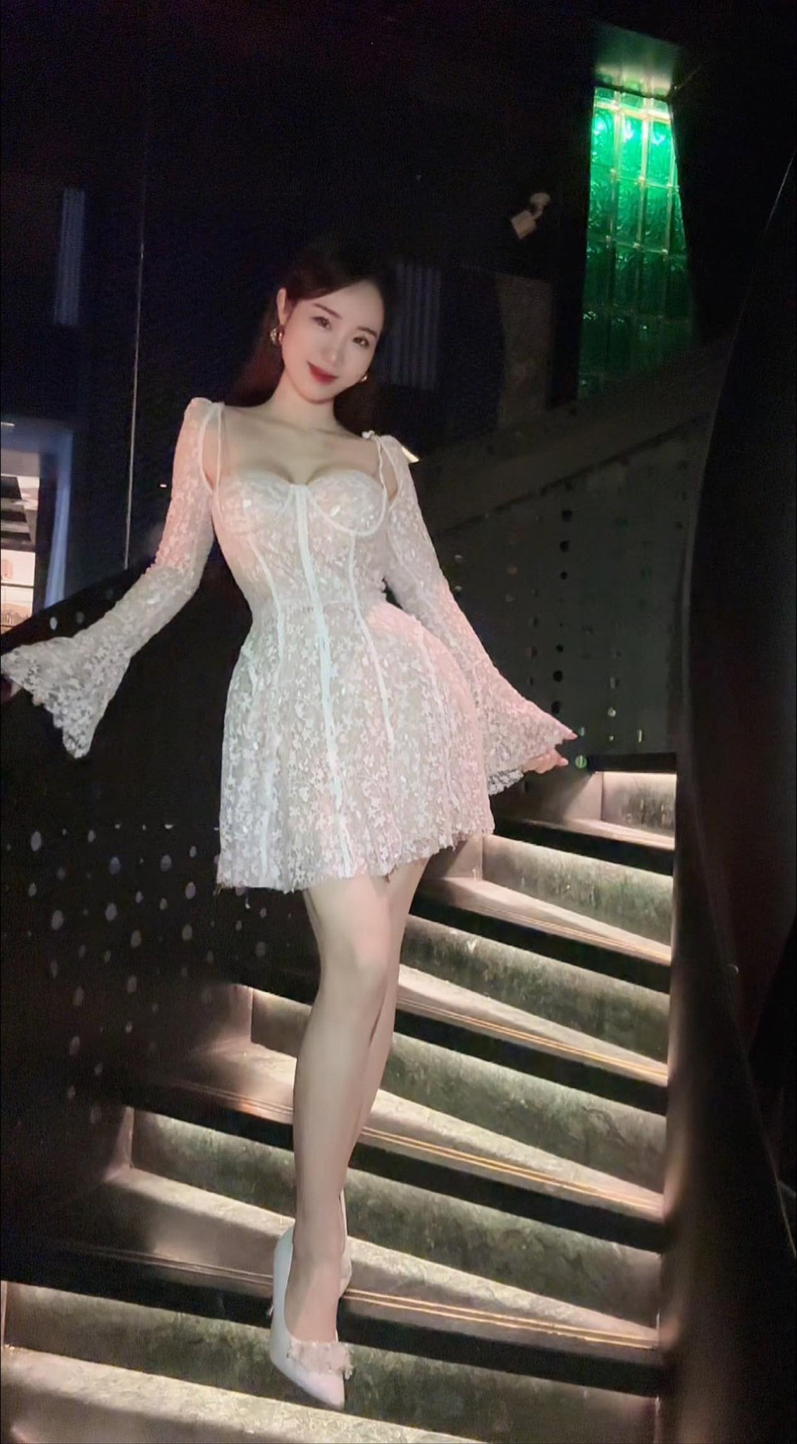 Hiện tại, kênh TikTok độc đáo của Hồng Nhung ART đã nhanh chóng chạm mốc 92 nghìn người theo dõi.