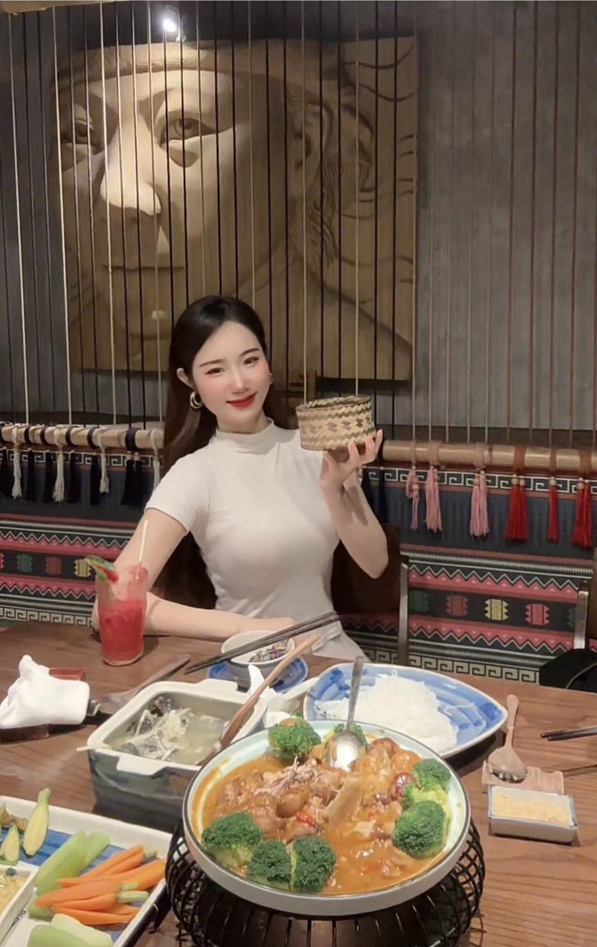 Rất nhanh chóng, tên tuổi của Hồng Nhung ART đã trở thành hot girl yêu thích của người dùng MXH.