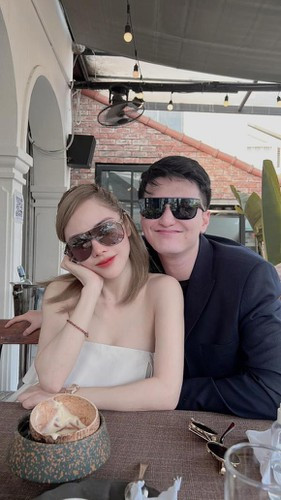 Trong ảnh, Huỳnh Anh và bạn gái hơn tuổi vẫn rất vui vẻ và ngọt ngào, không hề để lộ bất cứ sự hờn dỗi hay biểu hiện "toang" như netizen suy đoán.