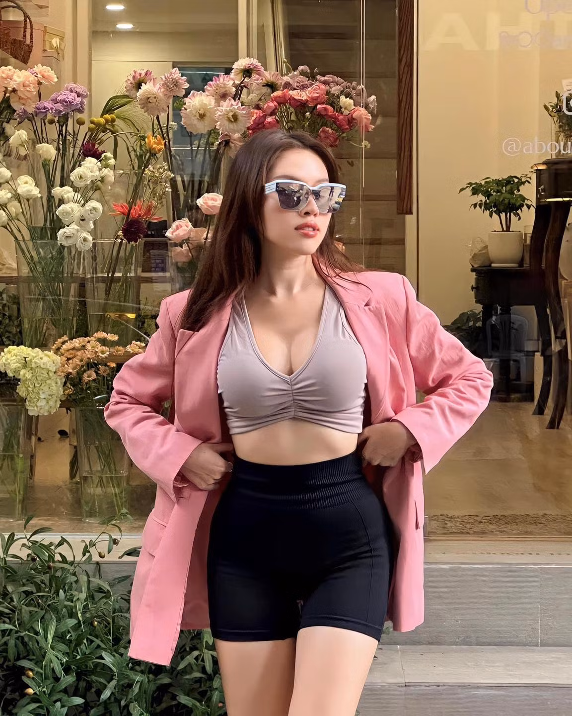 Khi có quá nhiều sự thắc mắc, Thanh Thanh Huyền đã lên hẳn 1 clip để "flex" nhẹ về khả năng kiếm tiền của mình, thể hiện rằng "cái gì cũng có giá của nó". Dù hiện tại hay quá khứ, những chia sẻ của nữ MC cũng cho thấy bản thân cô luôn nỗ lực chăm chỉ.