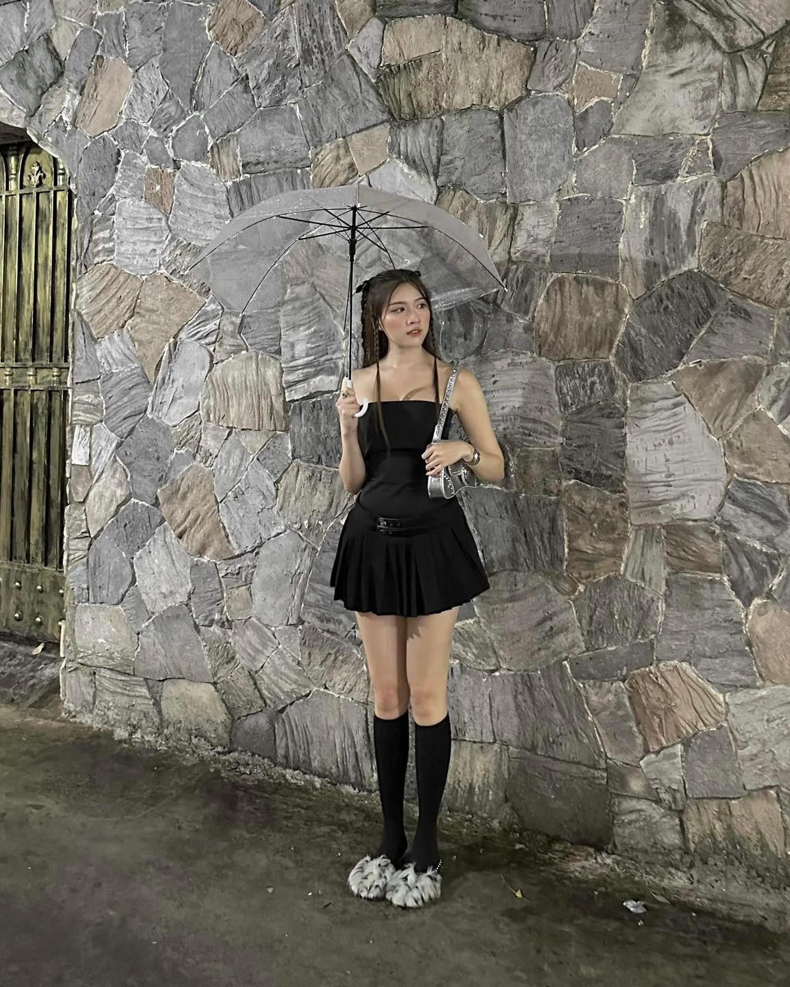 Sự "flex" nhẹ này từ Thanh Thanh Huyền đã khiến người theo dõi cô lần nữa phải công nhận một điều rằng "vừa giỏi vừa xinh là có thật".