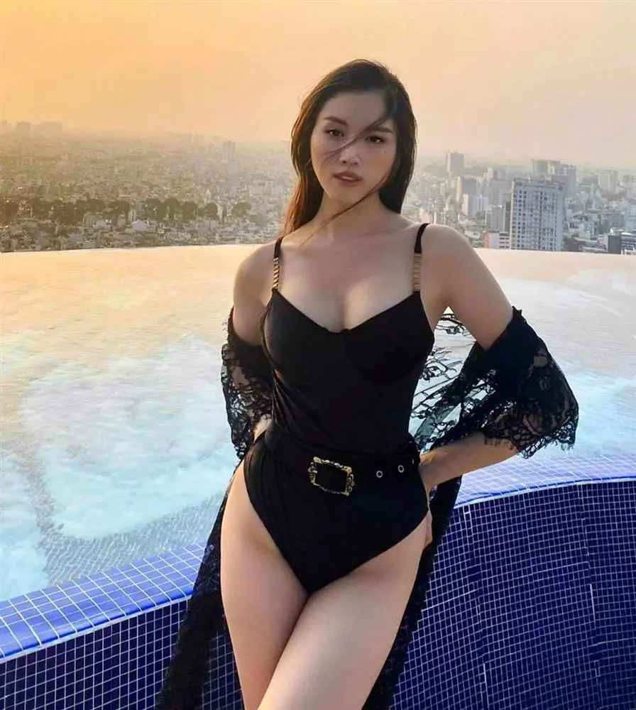 Dù học về ngành Kinh tế nhưng Thanh Thanh Huyền lại bén duyên với nghề MC. Cô được biết đến với vai trò làm MC của VTV trong các chương trình như S - Vietnam, Bản Thiết Kế Cuộc Sống, Sài Gòn Đêm Thứ 7...