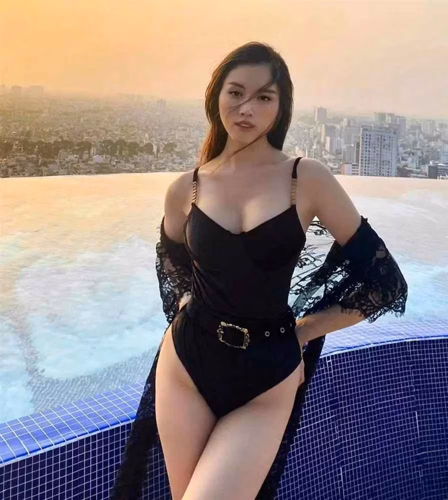 Dù học về ngành Kinh tế nhưng Thanh Thanh Huyền lại bén duyên với nghề MC. Cô được biết đến với vai trò làm MC của VTV trong các chương trình như S - Vietnam, Bản Thiết Kế Cuộc Sống, Sài Gòn Đêm Thứ 7...