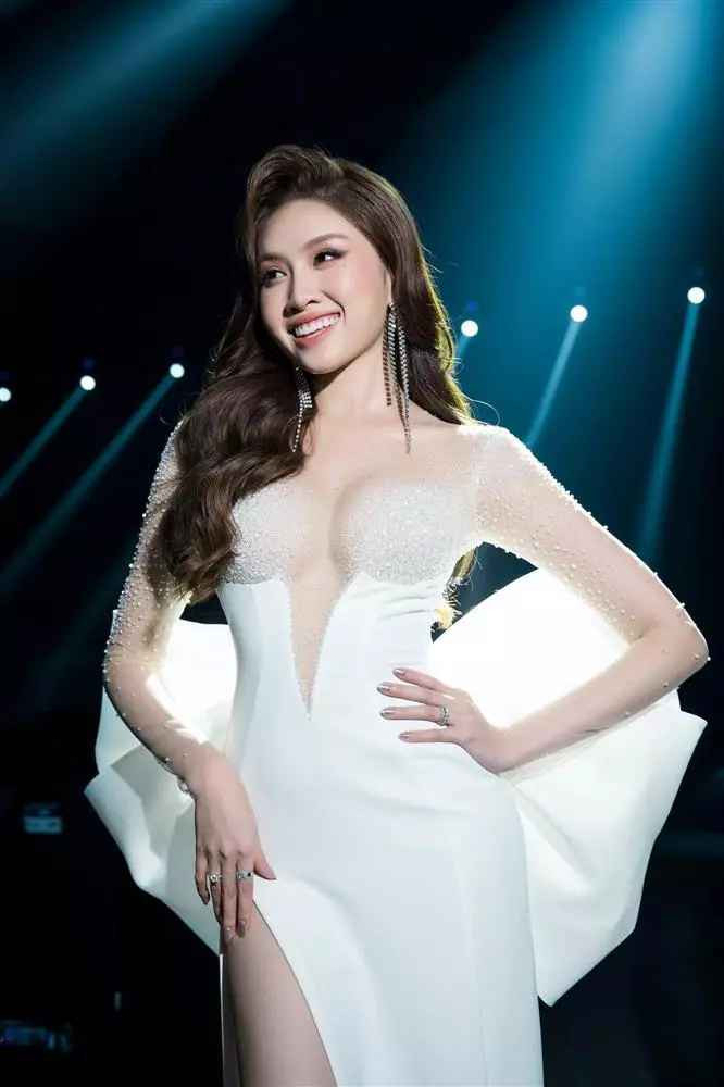 Thanh Thanh Huyền sinh năm 1996 tại Nha Trang, được biết tới là MC song ngữ Việt – Anh có nhiều kinh nghiệm trong các chương trình nghệ thuật. Cô từng đỗ thủ khoa ngành Kinh doanh Thương mại của Đại học Nha Trang.