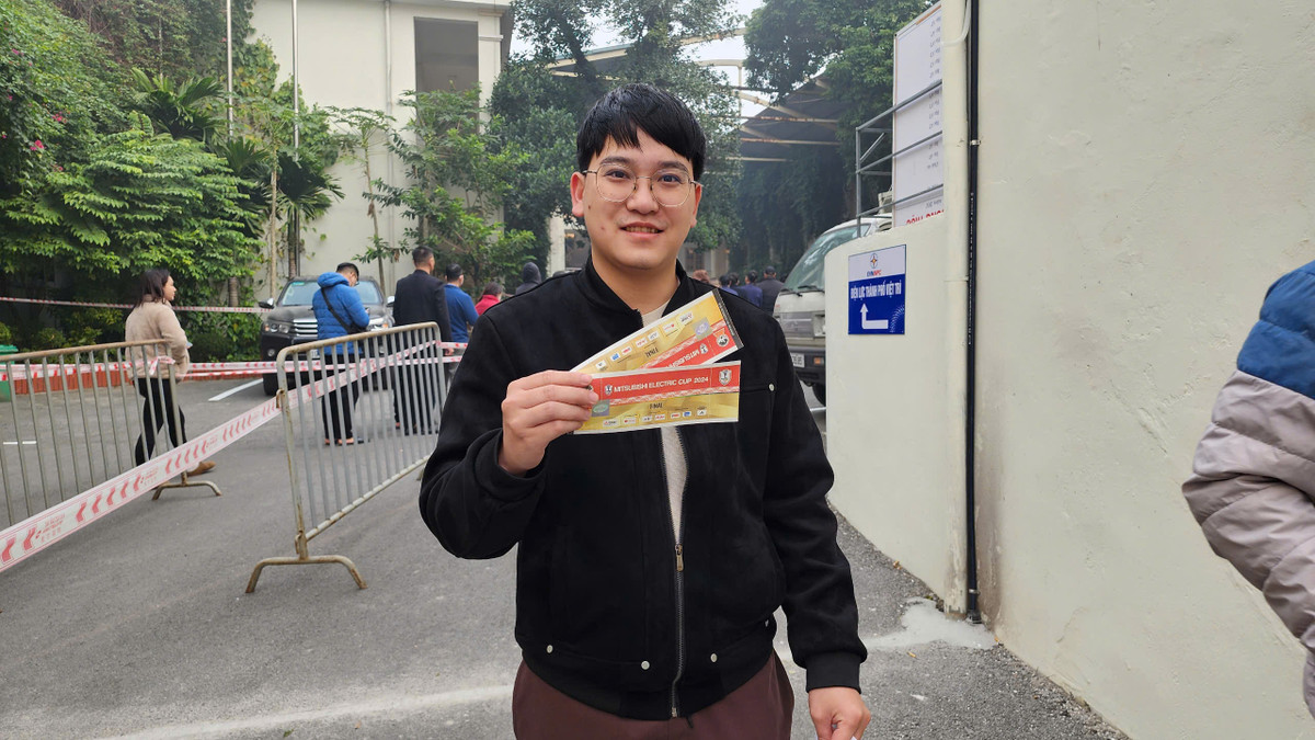 Niềm vui của CĐV khi nhận được tấm vé trận chung kết lượt đi AFF Cup 2024 giữa ĐT Việt Nam và Thái Lan.