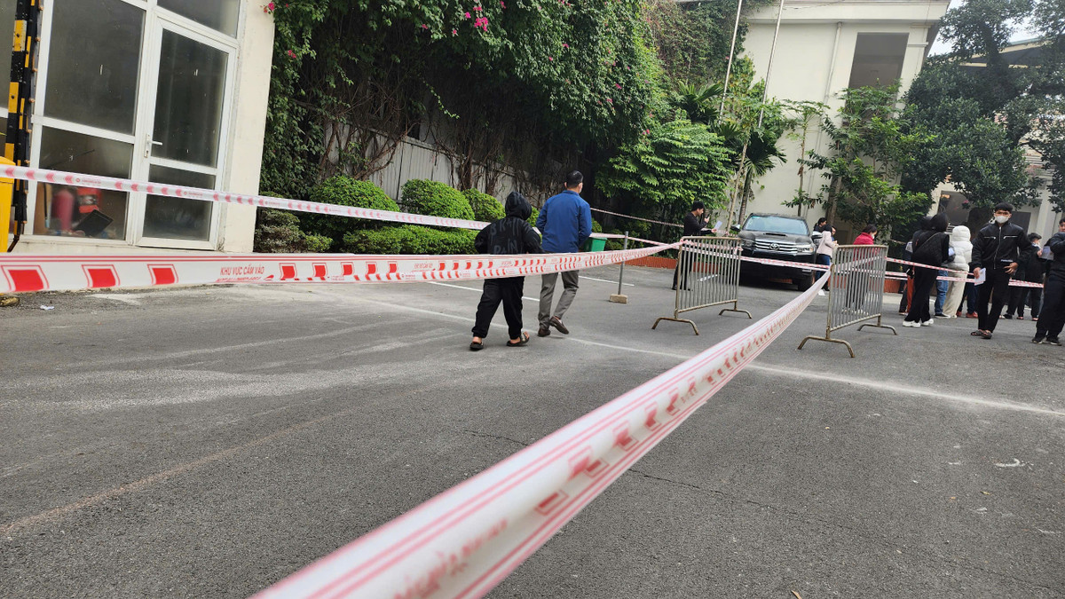 Giám đốc Bưu điện tỉnh Phú Thọ Nguyễn Thị Phương cho biết: "Chúng tôi huy động cả cơ quan và phối hợp với lực lượng công an để phát vé cho người dân. 2 giờ sáng nay mọi công tác chuẩn bị mới xong, lúc 6h sáng đã có rất đông người xếp hàng chờ lấy vé".