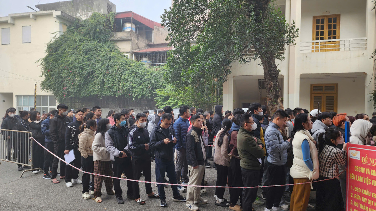 Theo ghi nhận của PV, ngay từ rất sớm, đông đảo NHM đã xếp hàng trật từ trước cửa Bưu điện TP Việt Trì - Phú Thọ để nhận vé trận chung kết AFF Cup 2024 giữa ĐT Việt Nam và Thái Lan.