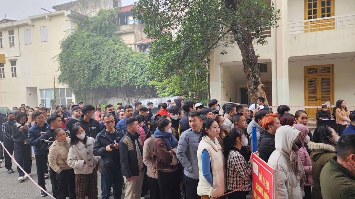 Dù khá đông đúc nhưng có sự phân làn nhận vé rõ rằng nên việc chen lấn, xô đẩy khi nhận vé đã không xảy ra.