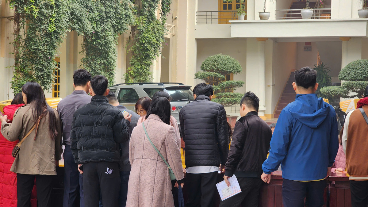 Với việc phân làn rõ ràng khi nhận vé, chỉ sau 15 phút xếp hàng NHM đã nhận được tấm vé của mình trên tay.