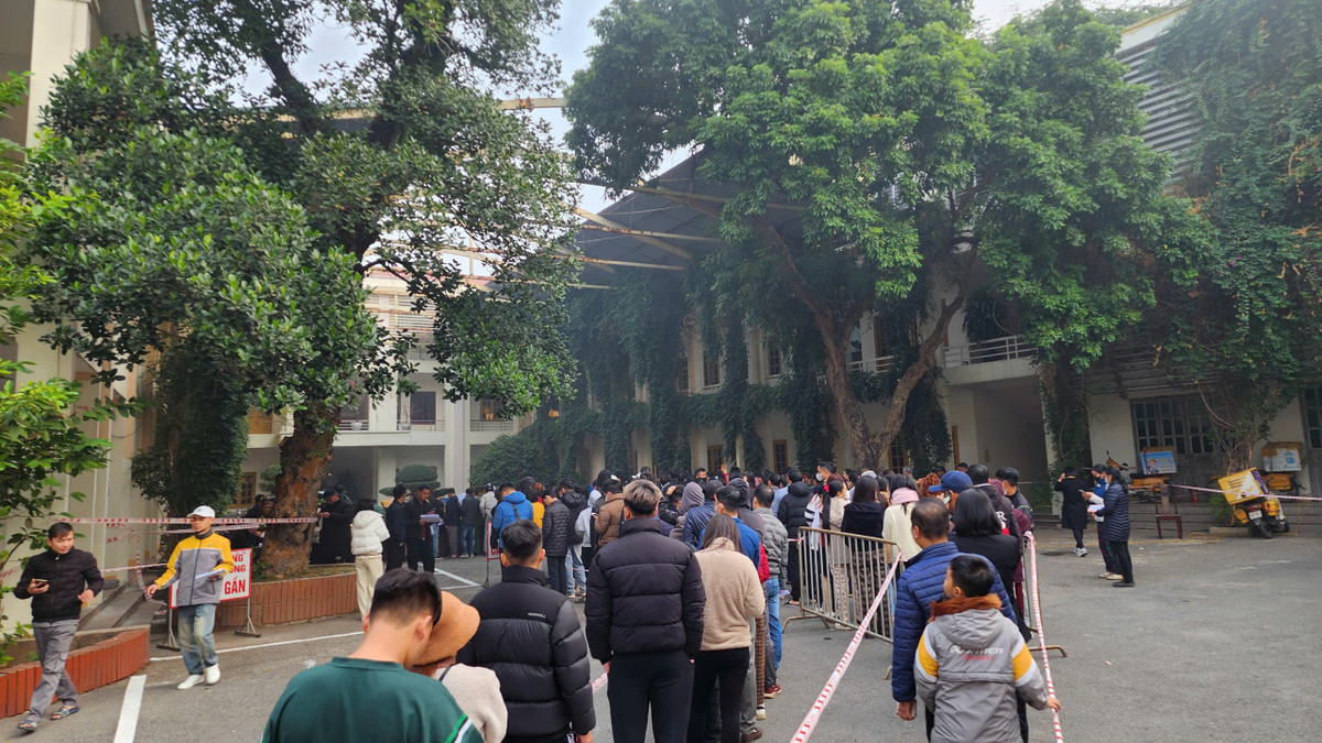 Trên tay mỗi NHM ngoài xác nhận giao dịch thanh toán mua vé thành công còn có CCCD có gắn chip để đối chiếu.