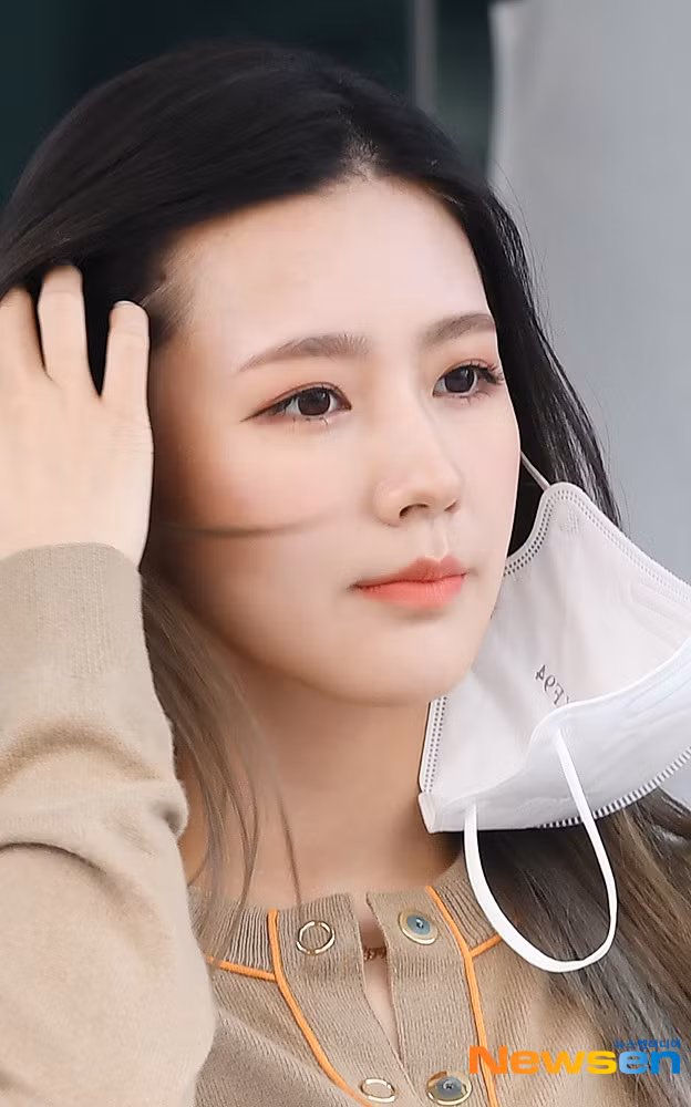 Miyeon được biết đến là thành viên hụt của Black Pink trước khi debut cùng (G)I-DLE. Dù sở hữu tài sắc vẹn toàn nhưng trong nhóm nhạc của cô vẫn chưa có cơ hội được tỏa sáng.