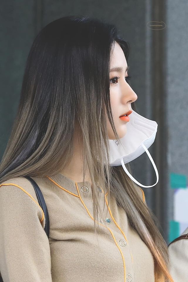 Ngay sau đó, danh tính cô nàng đã được tìm ra. Đó không ai khác đó là idol Hàn Quốc có tên Miyeon. Được biết cô nàng là thành viên của nhóm nhạc nữ (G)I-DLE.