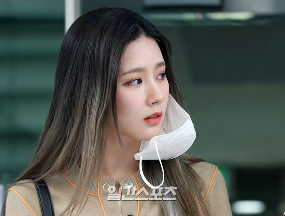 Vì đang mùa dịch nên họ phải bịt khẩu trang khi ra ngoài, thế nên Miyeon đã có khoảnh khắc gây sốt khi tháo khẩu trang để trả lời phỏng vấn. Vẻ đẹp không góc chết của mỹ nữ Kpop ngay lập tức trở thành chủ đề bàn tán xôn xao trên các diễn đàn trực tuyến.