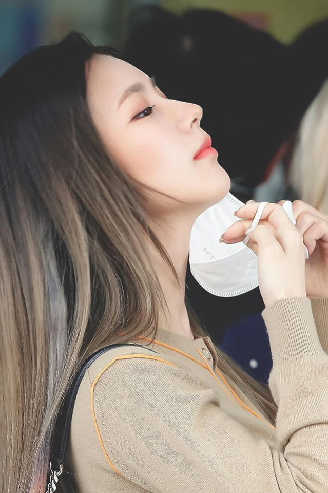 Trong ảnh, sau khi tháo chiếc khẩu trang đang đeo, cô gái để lộ nhan sắc "thượng hạng" với góc nghiêng "chết chóc", sống mũi thẳng tắp, nước da trắng sứ mịn màng và tựu chung lại đó là một gương mặt có tổng thể không chỗ chê.