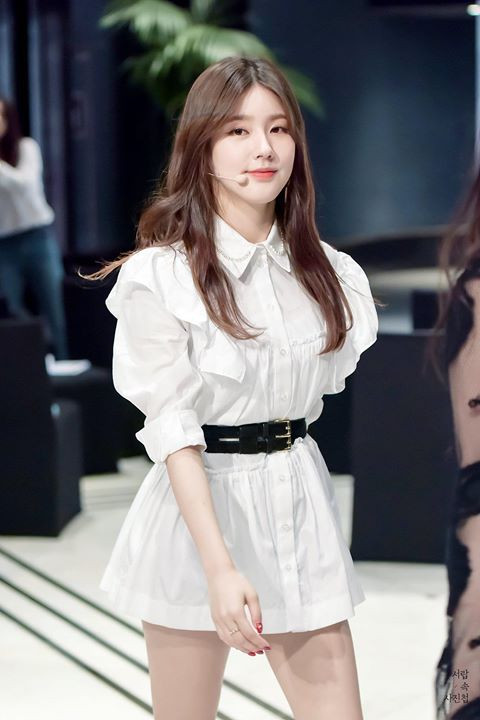 Dù xuất hiện ở đâu Miyeon cũng làm sáng bừng không gian.