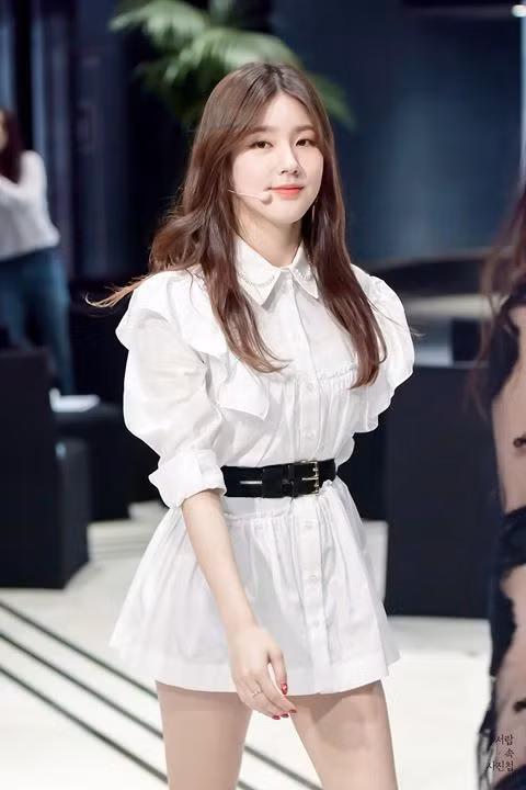 Dù xuất hiện ở đâu Miyeon cũng làm sáng bừng không gian.