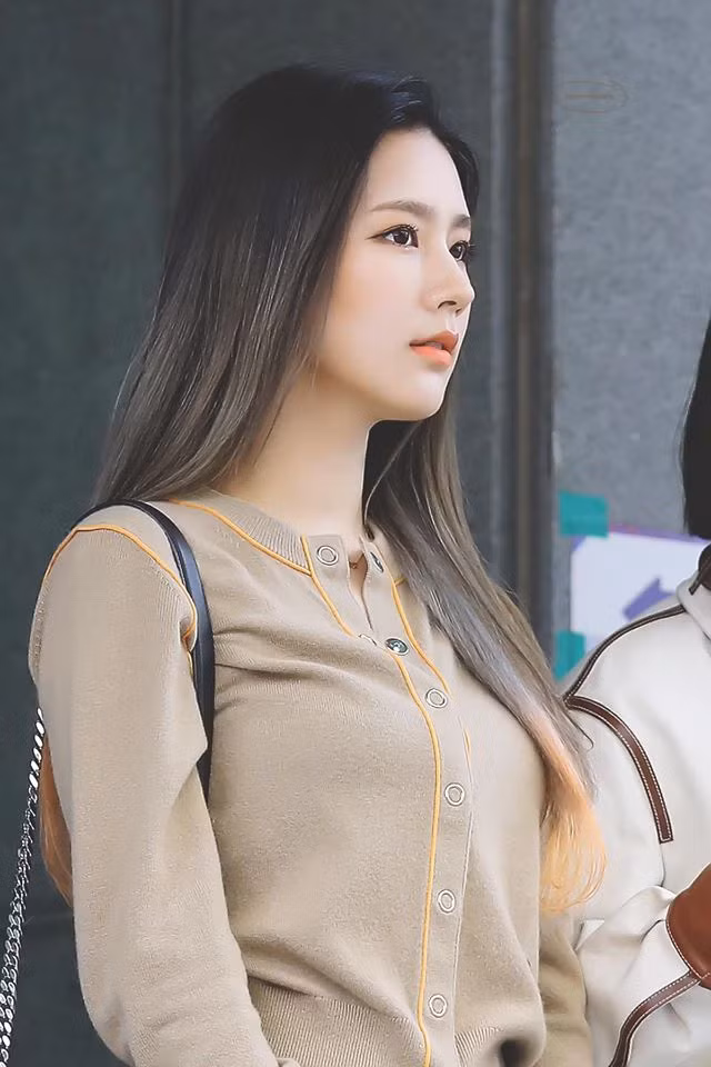 Bức ảnh chụp mỹ nữ Hàn Quốc - Miyeon gây sốt mạng khi cô nàng này cùng các thành viên của nhóm nhạc (G)I-DLE tham gia bỏ phiếu trong một cuộc bầu cử ở xứ Kim Chi.