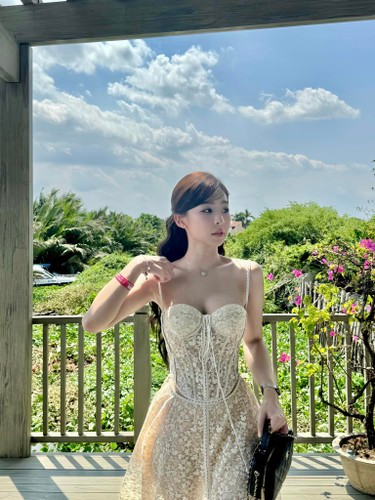 Với lợi thế hình thể đẹp cùng số đo ba vòng quyến rũ, Tammy thoải mái cân đẹp nhiều phong cách thời trang khác nhau. Người đẹp tự tin diện trang phục có phần thiết kế táo bạo, nửa kín nửa hở.