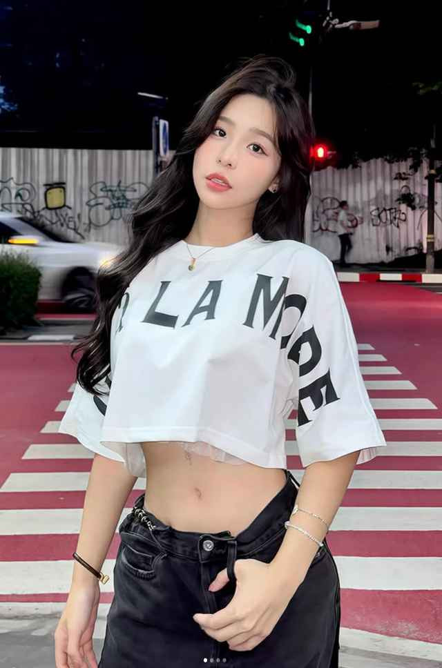 Thực tế, sự xuất hiện của các hot girl, những cô gái xinh đẹp có sức hút lớn không còn là điều xa lạ. Nhưng cách cư xử và bình luận của cộng đồng mạng đối với họ lại là một vấn đề đáng bàn. Những bình luận này dấy lên sự lo ngại về mức độ văn minh và tôn trọng của một bộ phận người dùng mạng xã hội.