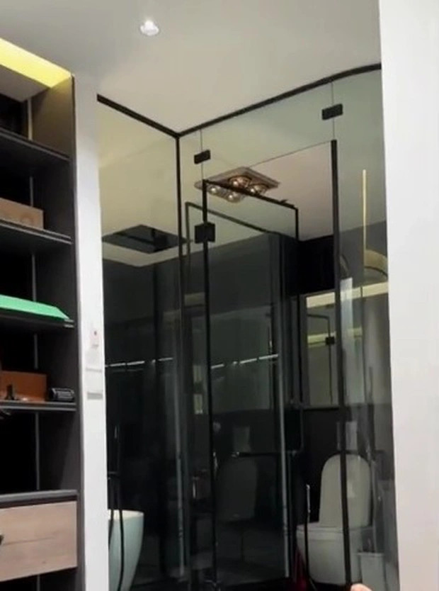 Chính vì thế mà người chị em thân thiết với Đoàn Văn Hậu đã nhận xét: “Ông này được cái tính tỉ mỉ, mua cái gì cũng rất xịn xò, nghiên cứu rất kỹ lưỡng”.