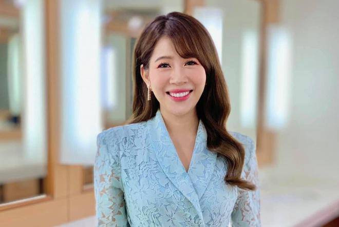 Mình vẫn hình dung về một tuổi già đầy rực rỡ và tự do, được đi đến những nơi mình muốn, được làm những điều mình thích, không điều gì ngăn trở. Muốn thế phải sung sức cả về thể chất lẫn tinh thần, phải vững vàng về tài chính, còn thiếu gì nữa không nhỉ?”. Cựu nữ MC Đường lên đỉnh Olympia cho biết thêm.