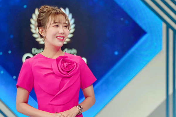 Qua đây, MC Diệp Chi cho hay bất cứ ai rồi cũng sẽ già đi nhưng quan trọng nhất là mỗi người phải chuẩn bị sẵn sàng đón nhận.