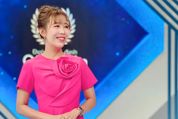 Qua đây, MC Diệp Chi cho hay bất cứ ai rồi cũng sẽ già đi nhưng quan trọng nhất là mỗi người phải chuẩn bị sẵn sàng đón nhận.