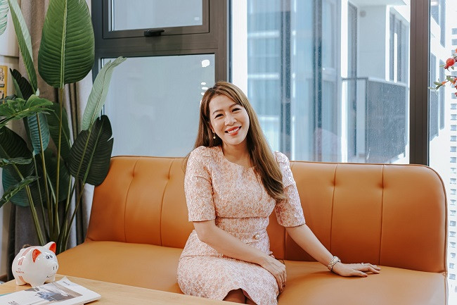 "Nhiều bạn hỏi ngừng dẫn Olympia, Chi sẽ làm gì? Vẫn là các công việc như trước giờ thôi ạ. Chi đang đảm nhiệm các vị trí khác nhau ở những chương trình phát trên kênh VTV3 như "Ai Là Triệu Phú", "Điều Ước Thứ 7", "Cuộc Hẹn Cuối Tuần",... Mong mọi người theo dõi để ủng hộ Chi và các đồng nghiệp tại VTV nha", chia sẻ về dự định công việc của MC xứ Nghệ.