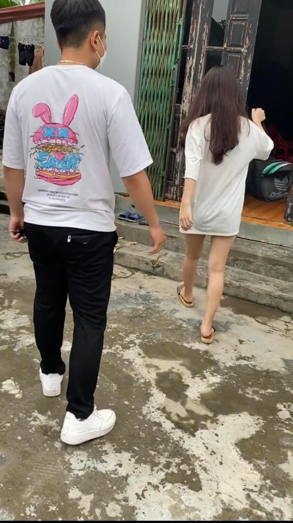 Một lúc sau, người anh trai quay về, biết được sự việc cũng quay sang trách móc em gái. Anh cho rằng đến mình đã tự đi làm kiếm ra tiền còn không dám bỏ ra 30 triệu mua điện thoại thì em gái còn đang đi học lại càng không cần phải dùng đồ đắt tiền.