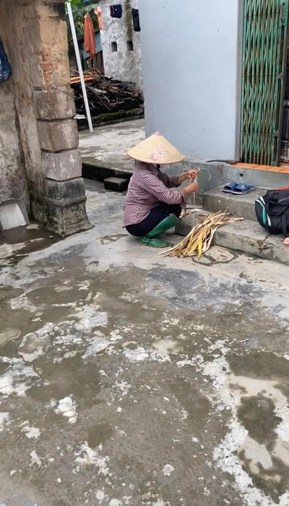 Cô nói rằng bản thân cảm thấy xấu hổ khi bạn bè xung quanh ai cũng có điện thoại đẹp, xịn còn mình thì vẫn xài “cục gạch” nên đã đòi 30 triệu đồng sắm cái mới.