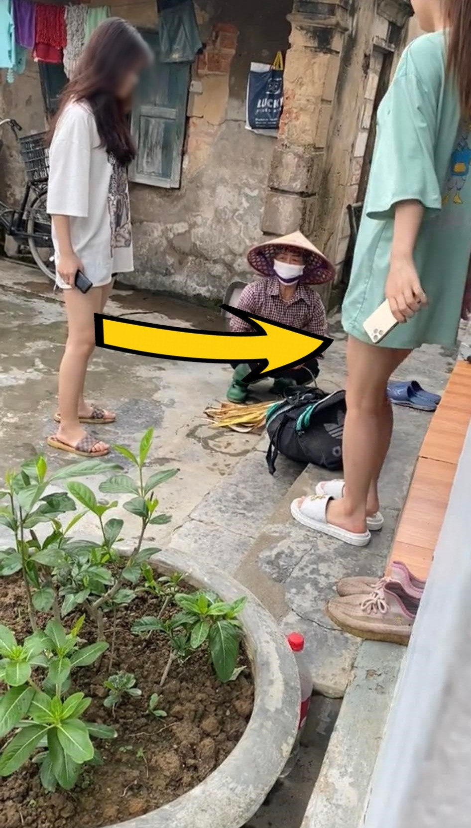 Thấy vậy, cô gái liền tỏ thái độ cáu gắt với người mẹ đang cặm cụi làm việc ngoài sân, thậm chí còn đóng gói đồ dọa bỏ đi nếu nguyện vọng không được thực hiện.