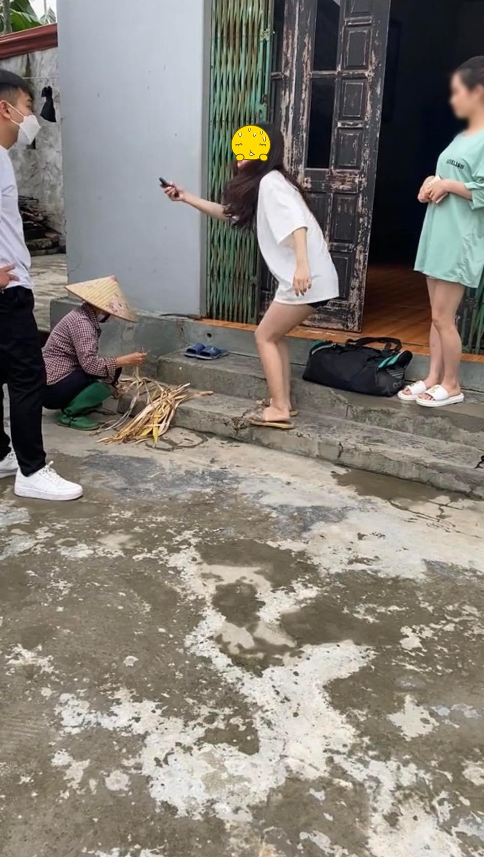 Cô gái đến lúc này vẫn chưa hiểu được nỗi lòng của mẹ mà tiếp tục cự cãi: “Con mới xin mua điện thoại thôi chứ chưa đòi cái khác. Con vẫn còn có hiếu chán. Mẹ ích kỉ, chi li tính toán từng đồng một với con của mẹ. Mẹ không mua con đi luôn cho mẹ vừa lòng.”