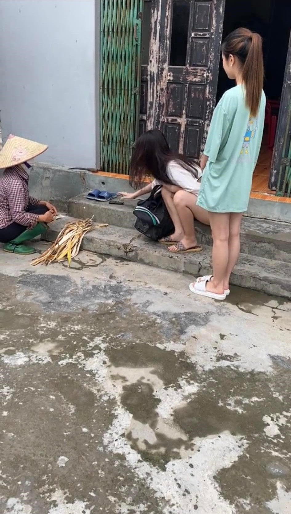 Người mẹ nghe vậy thì sững sờ bởi số tiền quá lớn trong khi hoàn cảnh gia đình khó khăn. Dù đã hết mực khuyên ngăn nhưng cô con gái vẫn quả quyết muốn mẹ bán lợn để lấy tiền và còn chất vấn mẹ không thương mình nên mới để cô tụt hậu.