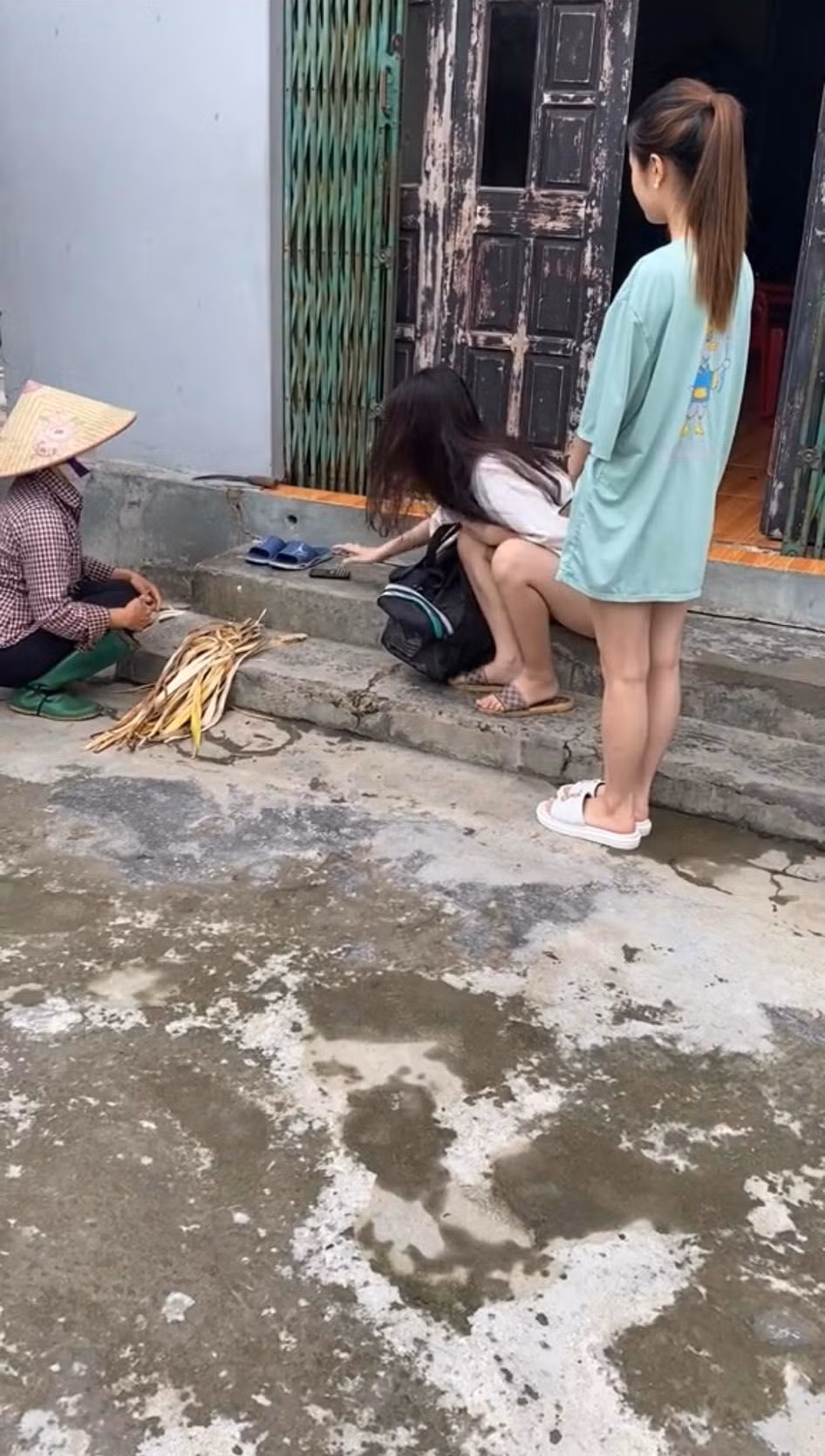 Người mẹ nghe vậy thì sững sờ bởi số tiền quá lớn trong khi hoàn cảnh gia đình khó khăn. Dù đã hết mực khuyên ngăn nhưng cô con gái vẫn quả quyết muốn mẹ bán lợn để lấy tiền và còn chất vấn mẹ không thương mình nên mới để cô tụt hậu.