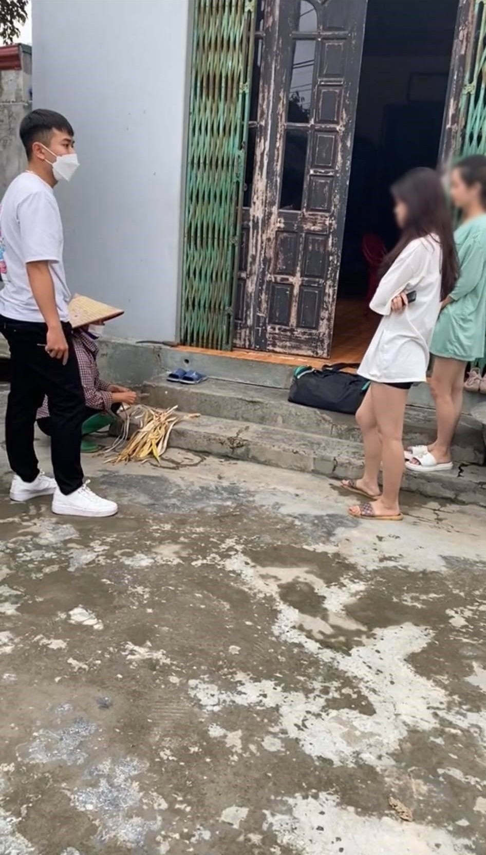 Đáp lại, người mẹ nhỏ nhẹ giải thích: “Nhà mình khác, nhà bạn khác. Mẹ có thương nhưng sẽ không thương kiểu này. Gia đình mình thế này không thể chạy theo xu hướng được.”