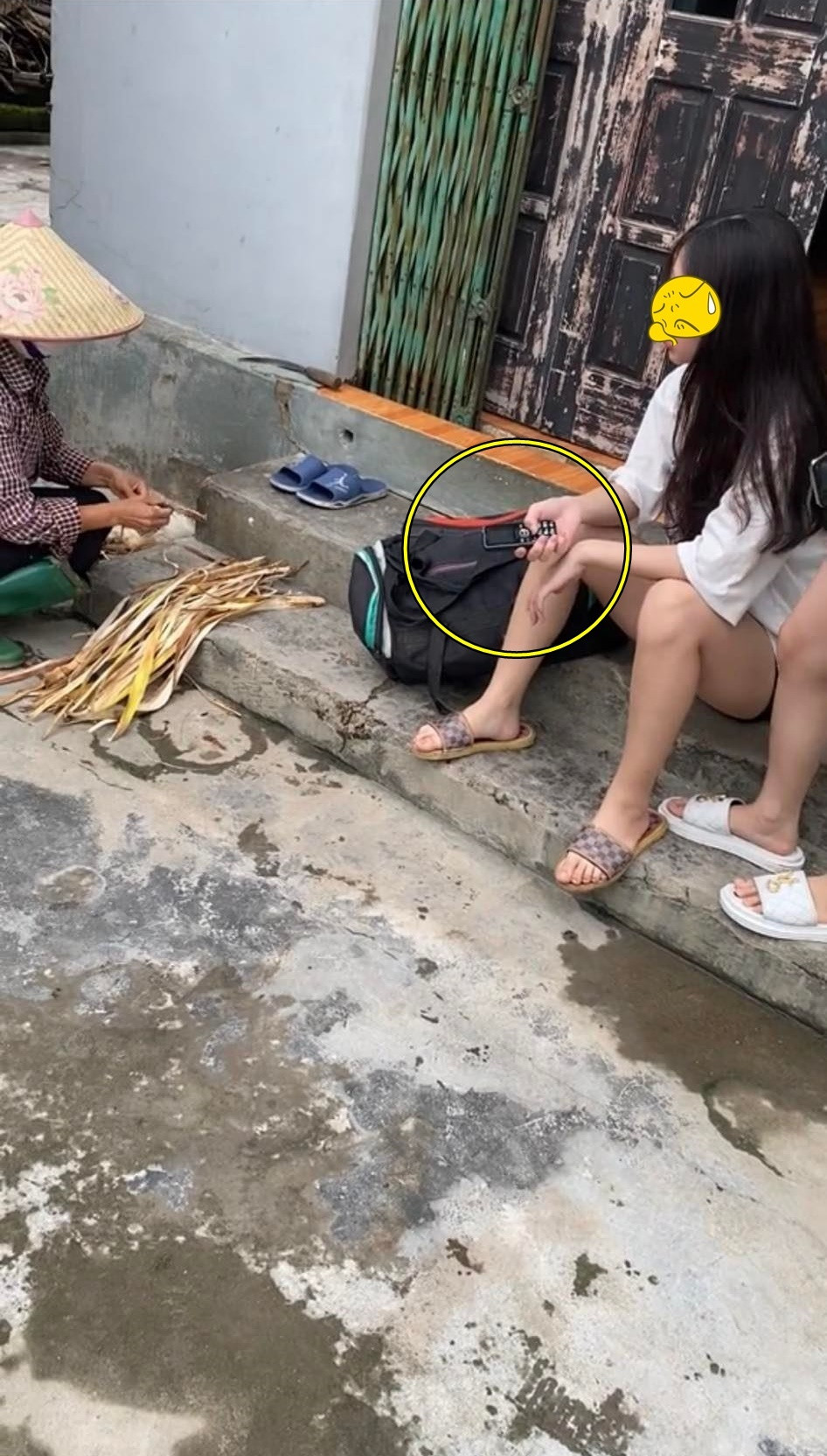 Đòi người mẹ nghèo mua điện thoại 30 triệu, cô gái gây tranh cãi Doi nguoi me ngheo mua dien thoai 30 trieu, co gai gay tranh cai