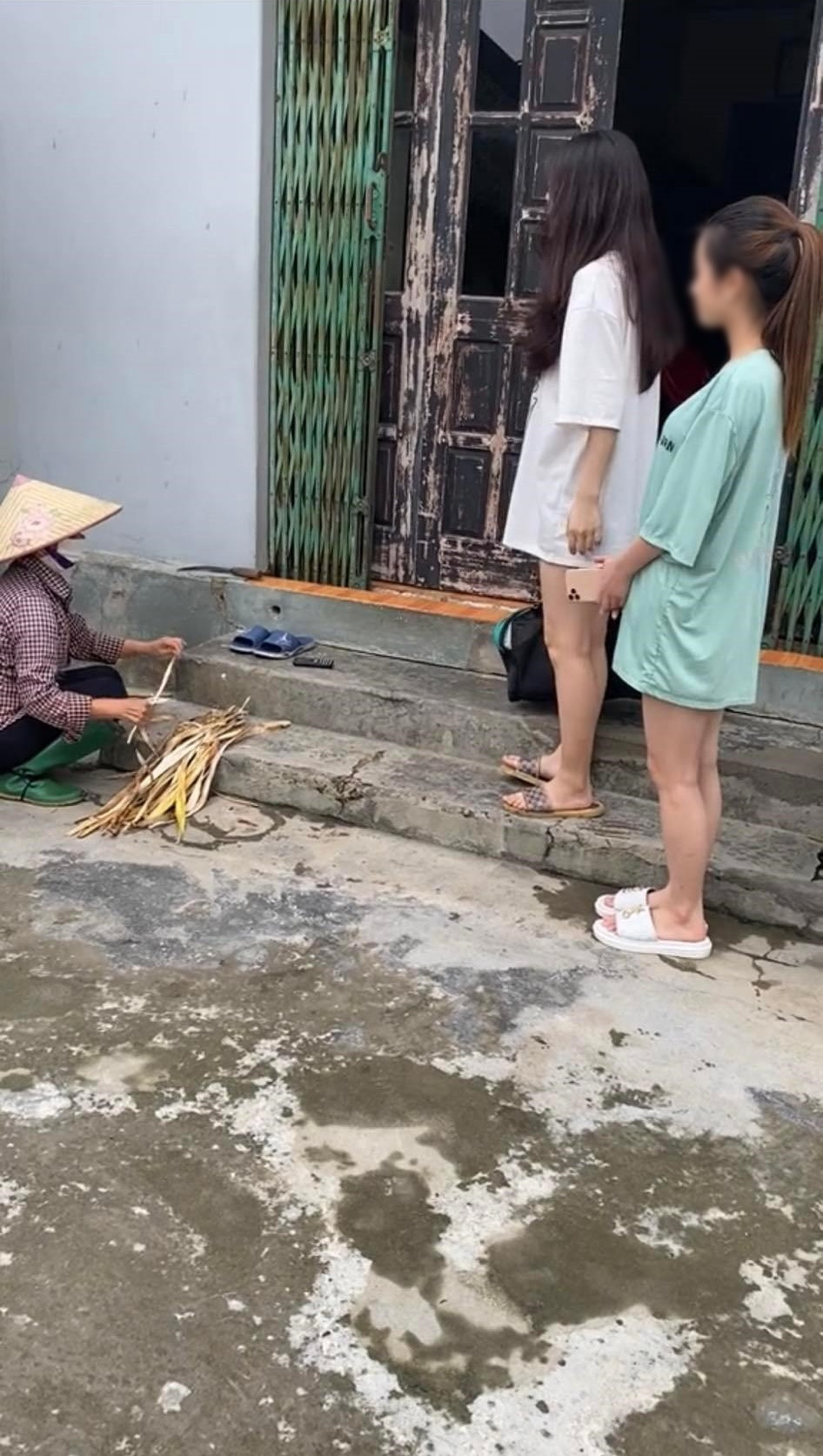 Theo đó, cô gái hiện chỉ đang dùng di động đời cũ, không phải smartphone trong khi bạn lại có trong tay mẫu điện thoại mới nhất.