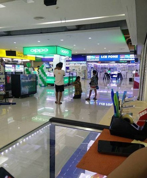 "Tiền đâu phải lá mít đâu mà đòi có là có. Cùng lắm là bỏ ra vài triệu đồng mua một chiếc đủ dùng phục vụ cho việc học là được rồi. Muốn điện thoại xịn thì sau tự đi làm, tiết kiệm tiền mà mua." hay "Mình nghĩ là diễn thôi nhưng tình huống thì từ đời thật mà vào. Không phải vơ đũa cả nắm nhưng nhiều bạn trẻ bây giờ đua đòi quá mà không nghĩ đến hoàn cảnh gia đình có đủ điều kiện không."... là những bình luận dân mạng để lại dưới clip.