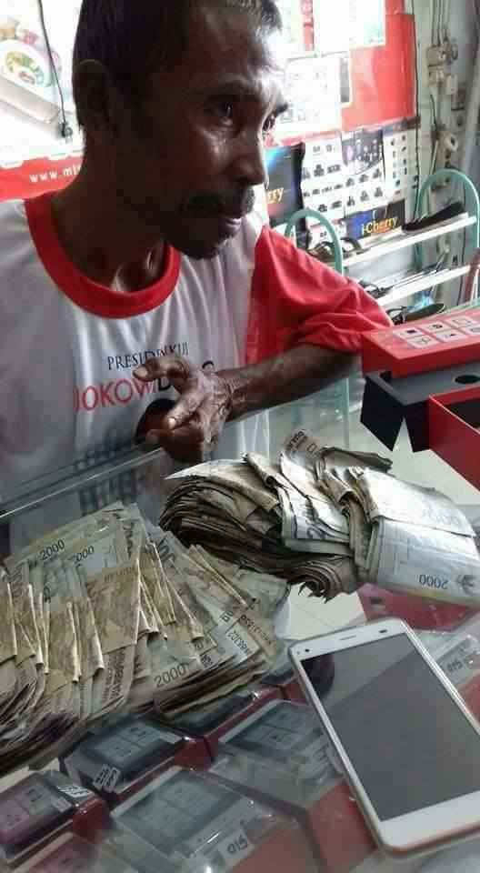 Hiện đoạn clip cô gái đòi người mẹ nghèo mua điện thoại 30 triệu vẫn đang nhận được sự quan tâm lớn của cư dân mạng.