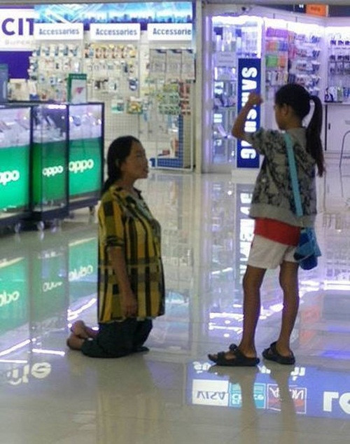 Hầu hết các ý kiến đều cho rằng cô gái không nên làm khó mẹ mình mà ngược lại cần trưởng thành hơn trong cách nghĩ. Một số khác thì cho rằng sự việc chỉ là một tình huống dựng lên và diễn lại nhưng không ai dám khẳng định ngoài đời thực không xảy ra điều tương tự.