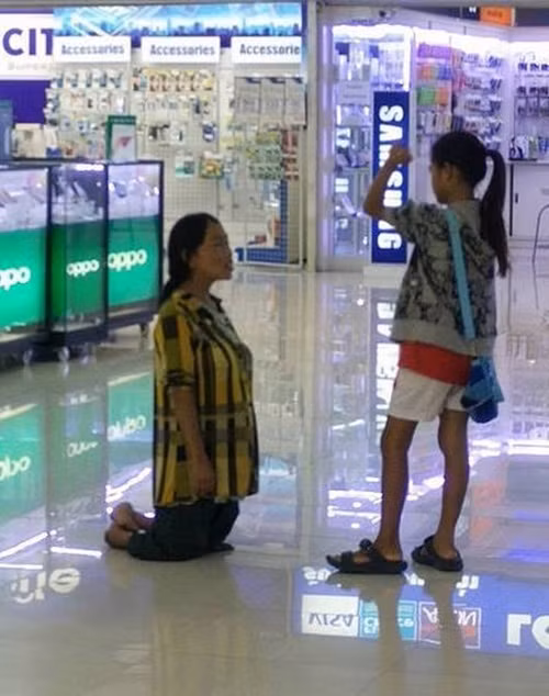 Hầu hết các ý kiến đều cho rằng cô gái không nên làm khó mẹ mình mà ngược lại cần trưởng thành hơn trong cách nghĩ. Một số khác thì cho rằng sự việc chỉ là một tình huống dựng lên và diễn lại nhưng không ai dám khẳng định ngoài đời thực không xảy ra điều tương tự.