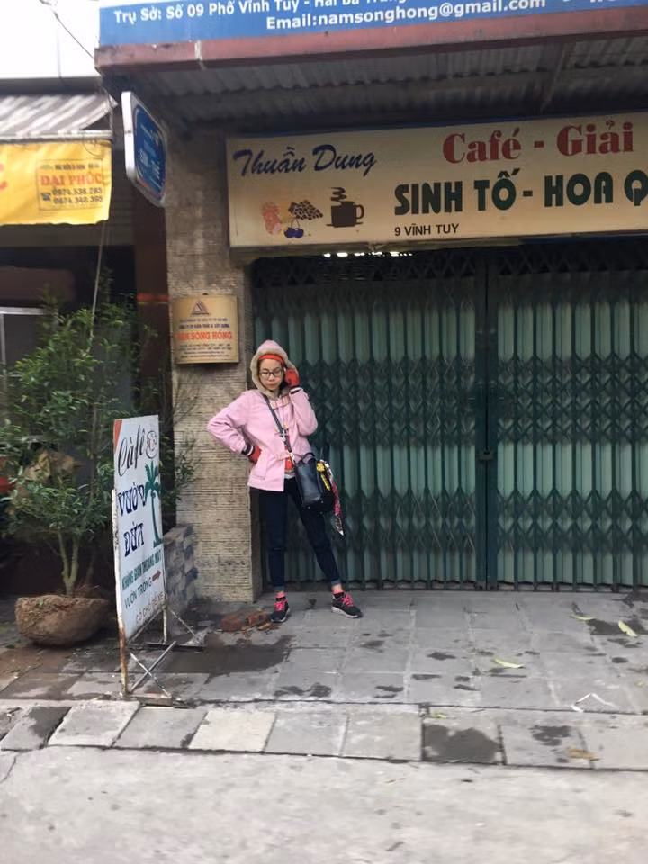 Đồng quan điểm với M.H.P là nickname C.L.Đ bình luận: "Mắc mệt với nhân vật này. Tâm thần không ổn định ra ngoài đường toàn làm những trò lố. Tốt nhất là nhốt lại cho xã hội yên bình">