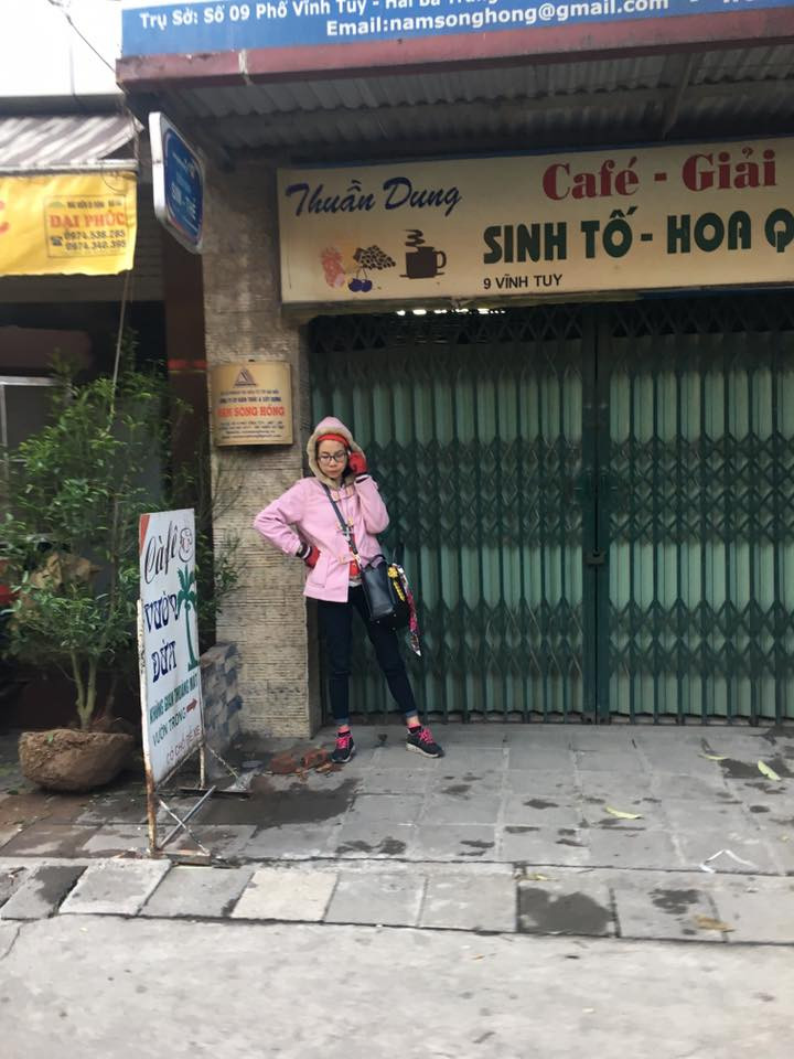 Đồng quan điểm với M.H.P là nickname C.L.Đ bình luận: "Mắc mệt với nhân vật này. Tâm thần không ổn định ra ngoài đường toàn làm những trò lố. Tốt nhất là nhốt lại cho xã hội yên bình"&gt;