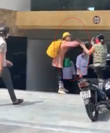 Sau những bức ảnh lang thang nay đây mai đó trên khắp các tỉnh thành với thời trang dị hợm cùng những câu chửi tục ở cửa miệng, mới đây hot girl ăn quỵt Bella lại khiến dân tình hoảng hốt khi dùng dao chém người.