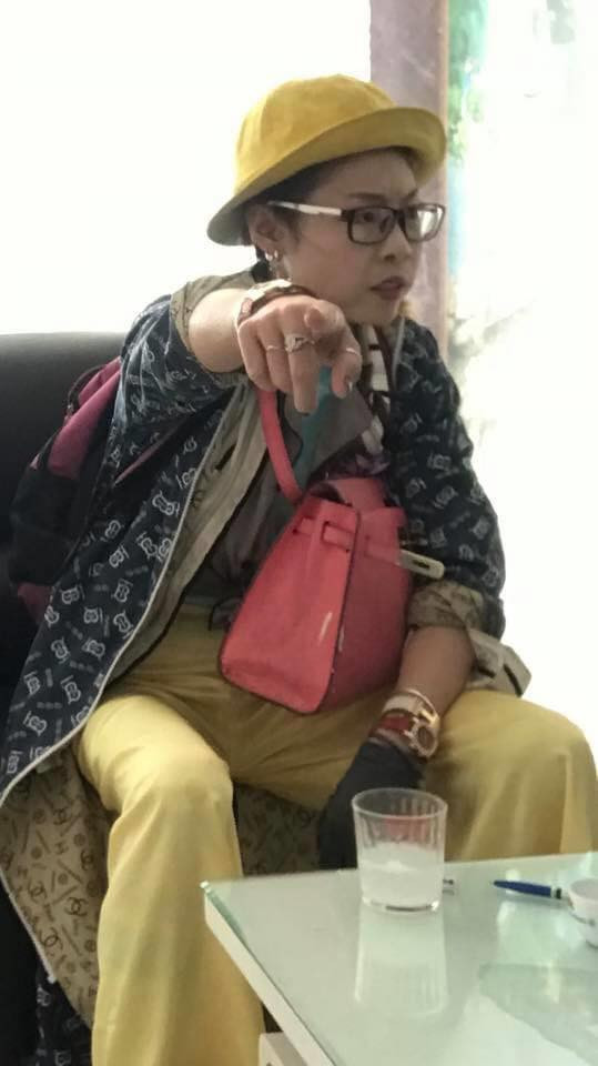 Trước khi xảy ra vụ việc cầm dao dọa người, Bella bắt đầu nổi tiếng trên mạng xã hội từ năm 2015 với biệt danh "hot girl quỵt tiền" vì thói quen thường xuyên mua đồ nhưng không chịu trả tiền.