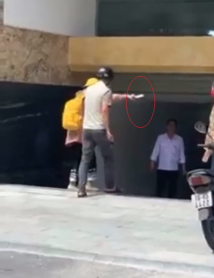 Cụ thể, trong một đoạn clip mới được đăng tải trên MXH, hot girl quỵt tiền Bella có xích mích với một người phụ nữ. Sau đó, thảm họa mạng này liền rút trong người một con dao sẵn sàng ăn thua.