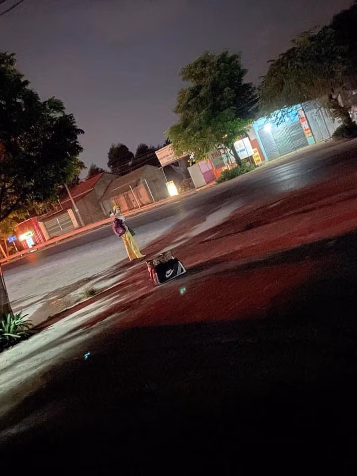 Chứng kiến cảnh ăn quỵt và chửi bới của Bella nhiều người tỏ ra không chấp vì bệnh lý tâm thần sẵn. Nhưng nếu để như vậy, chưa biết cô ta sẽ còn làm ra những điều gì.