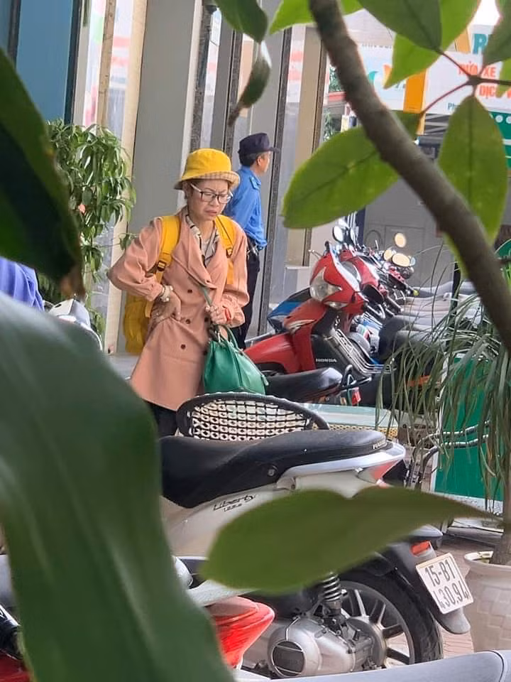 Cụ thể, nickname M.H.P bình luận: "Mỗi lần thấy bà này là mắc ngán, hết ăn quỵt giờ lại cầm dao dọa người. Cần phải giữ lại chứ cứ thả chạy khắp nơi như này loạn hết cả xã hội".